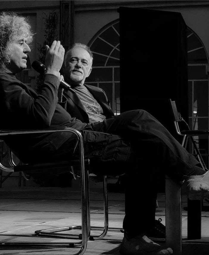 Angelo Branduardi e Giorgio Faletti ritratti in uno degli scatti in mostra