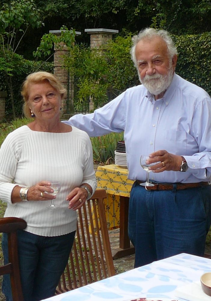 Anna Giulia Tranchini ritratta con il marito Giorgio nella loro abitazione di Agliano. Nelle due immagini, a fondo articolo, altri momento della vita &quot;aglianese&quot; della signora Anna Giulia