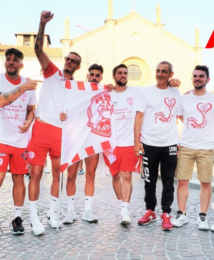 Mattia Antoniazzi (secondo da destra) con alcuni giocatori e dirigenti dell'Asti Calcio