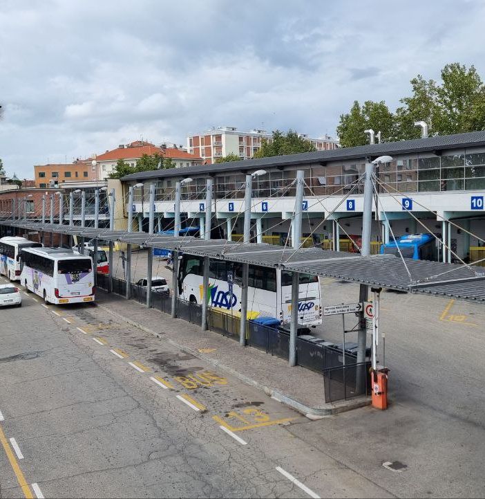 L'area sosta delle corriere di Asti (Merphefoto)