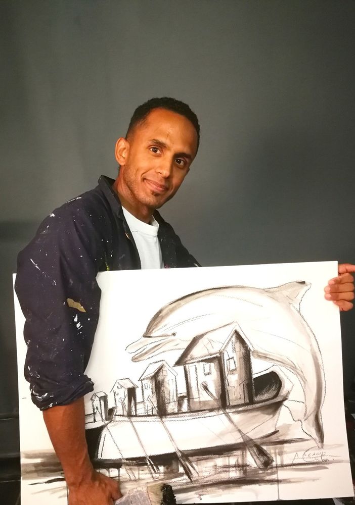 Lo street artist Ascanio Cuba con il bozzetto del murales che realizzerà a Settime
