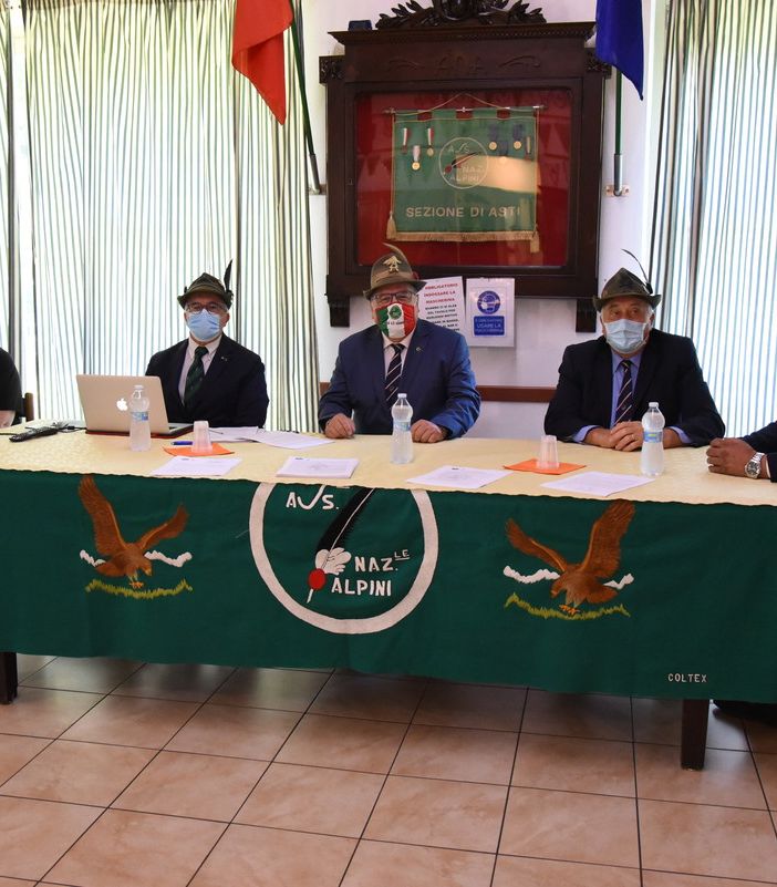 Il tavolo della presidenza dell’assemblea.