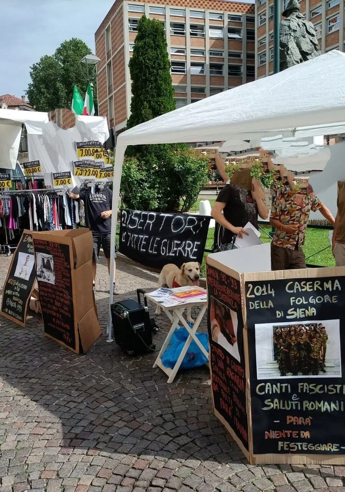 Tre immagini dei banchetti di protesta allestiti dall'Assemblea Antifascista in occasione del mercato di mercoledì