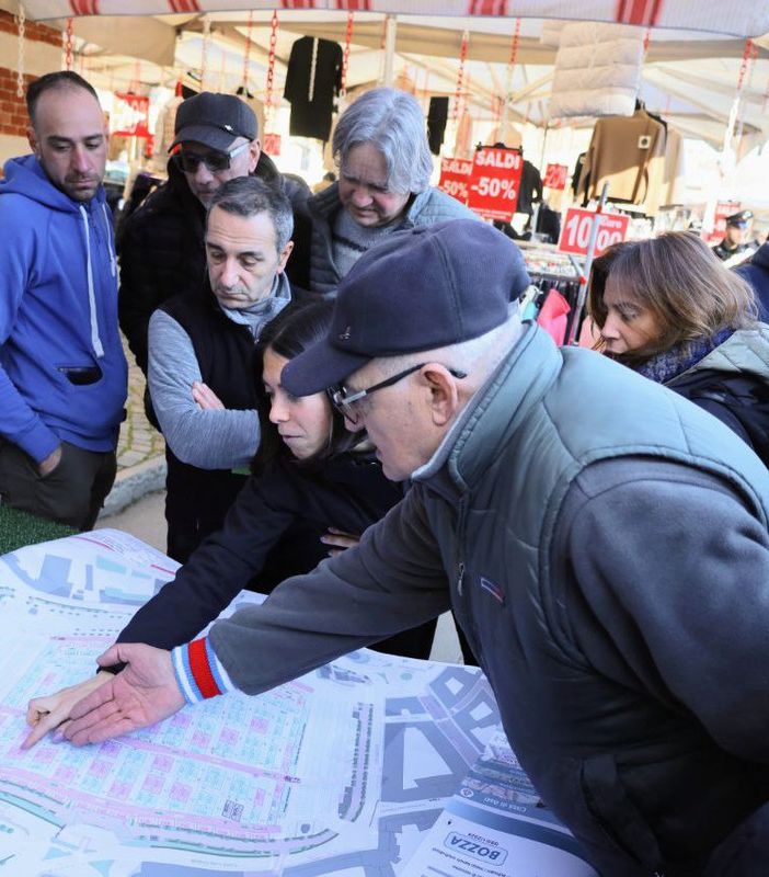 Gli ambulanti studiano la nuova planimetria (MerfePhoto)