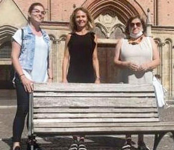 Gli assessori Pietragalla, Morra e Cotto di fronte ad una delle panchine che verranno restaurate