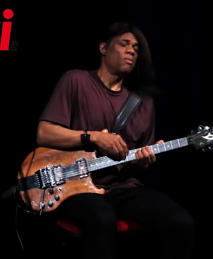Stanley Jordan ritratto durante l'esibizione sul palco dell'Alfieri (ph. Merfephoto - Efrem Zanchettin)