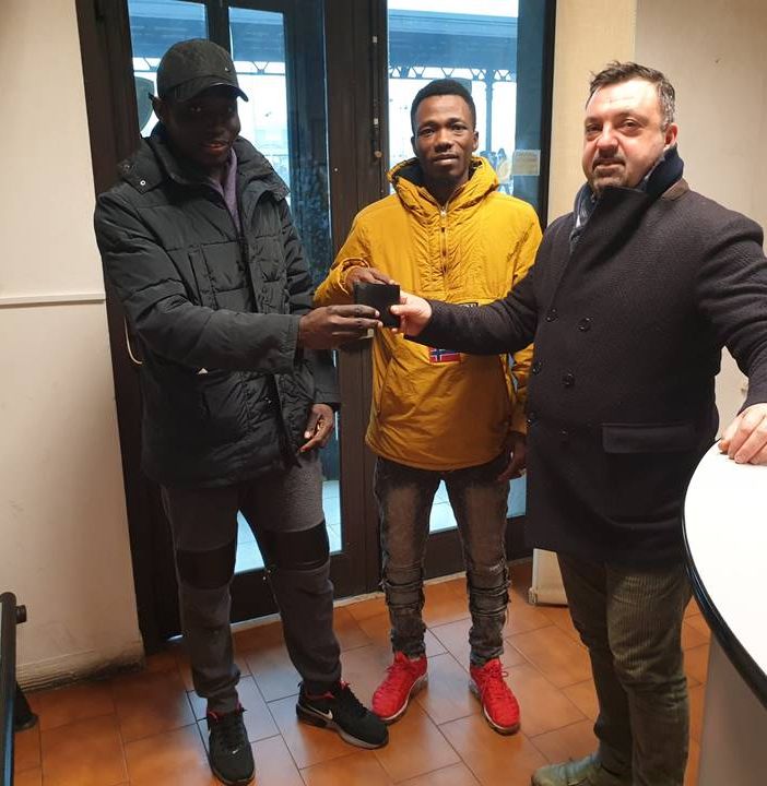 Due giovani trovano portafoglio con 190 euro e lo portano alla Polizia