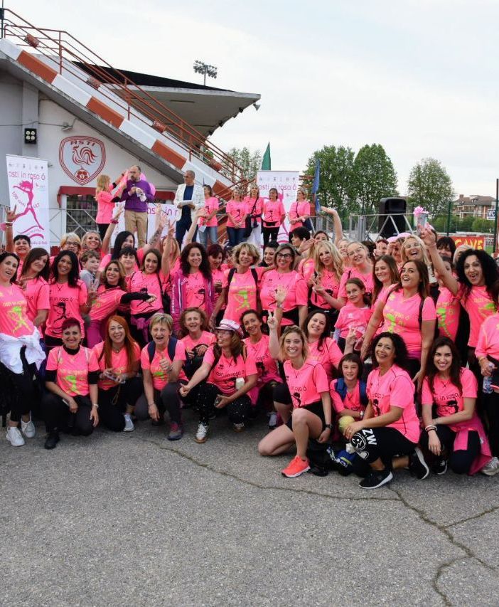 Un mare rosa ha attraversato Asti con la camminata della Lilt [FOTO]