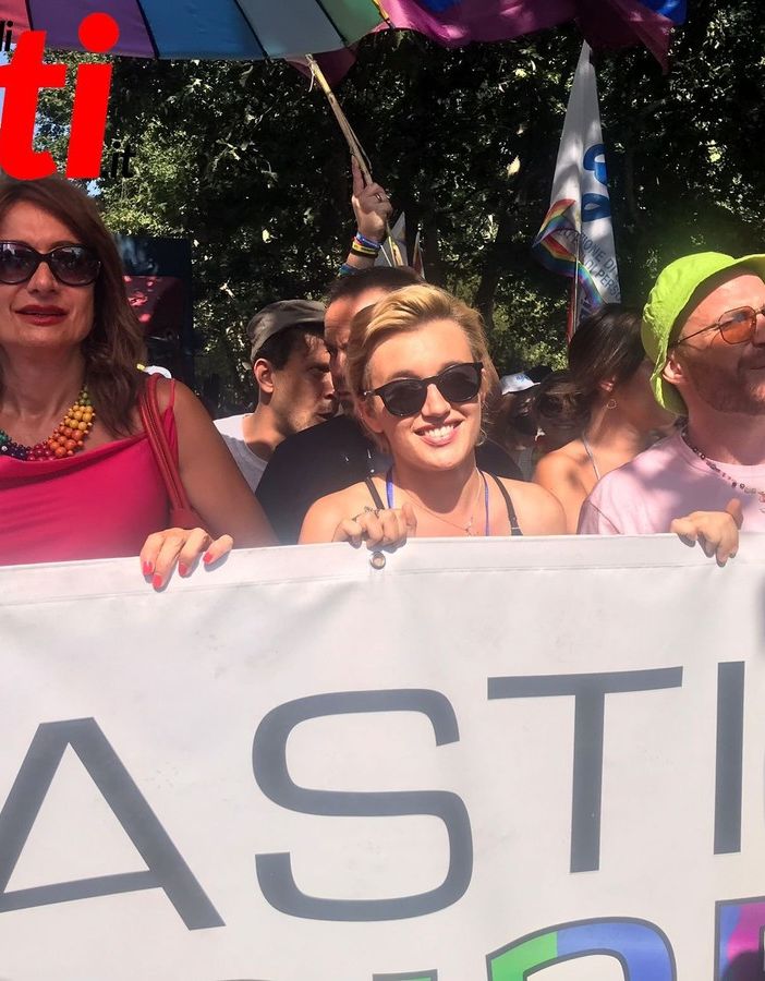 Vittoria Briccarello durante il Pride, al centro, tra Luxuria e Camilli
