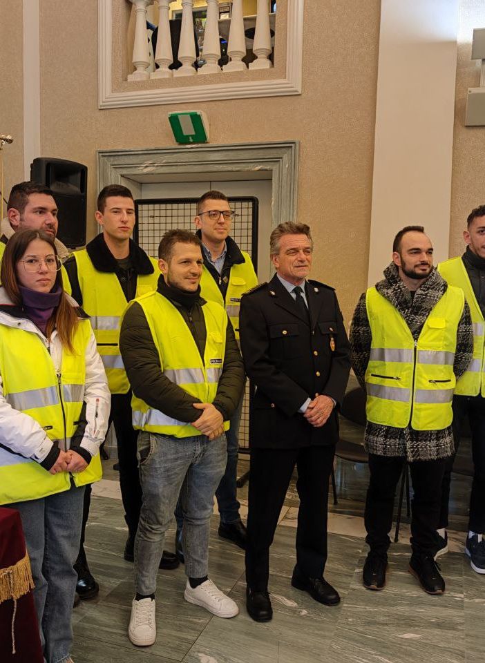 Il comandante Saracco con i futuri agenti (Galleria fotografica MerfePhoto)