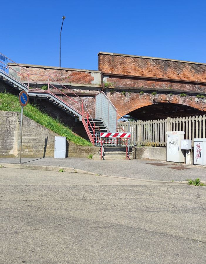 Percorso a ostacoli per i pedoni che da corso Savona vanno verso la stazione. Ancora chiuso l'attraversamento da strada dello Scalo