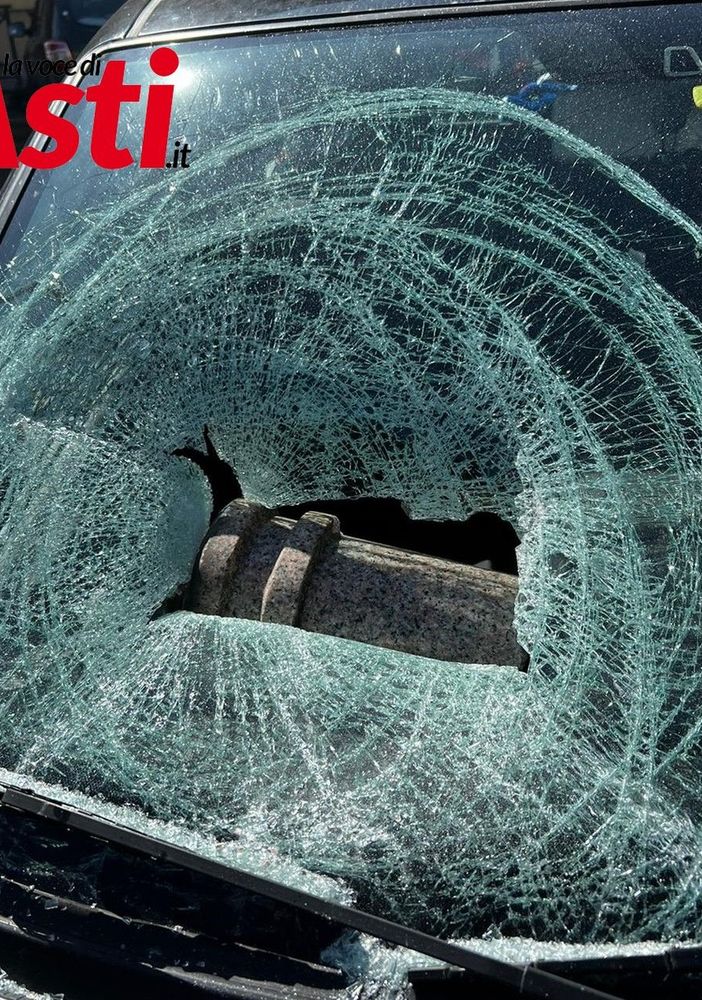 Vandali in azione in piazza Roma: spaccano un capitello e lo usano per sfondare un parabrezza