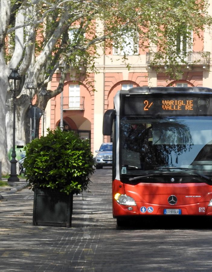 Un autobus della flotta Asp in transito in piazza Alfieri