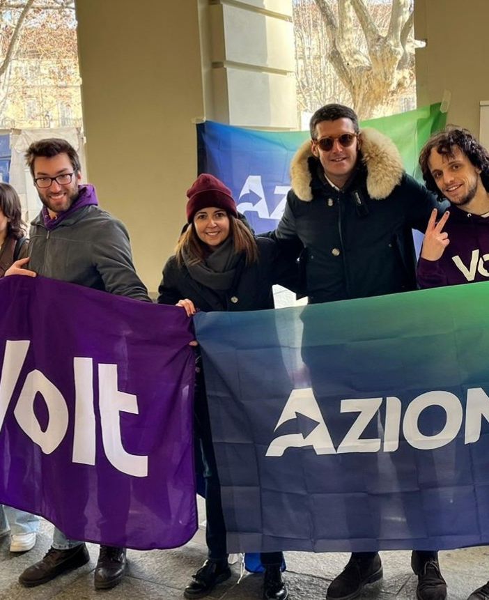 Foto di gruppo per i militanti di Azione e Volt