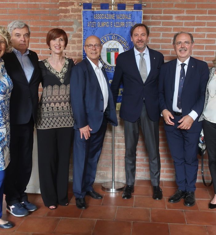 La rappresentanza degli “Azzurri Astigiani” con il presidente nazionale Stefano Mei (al centro).