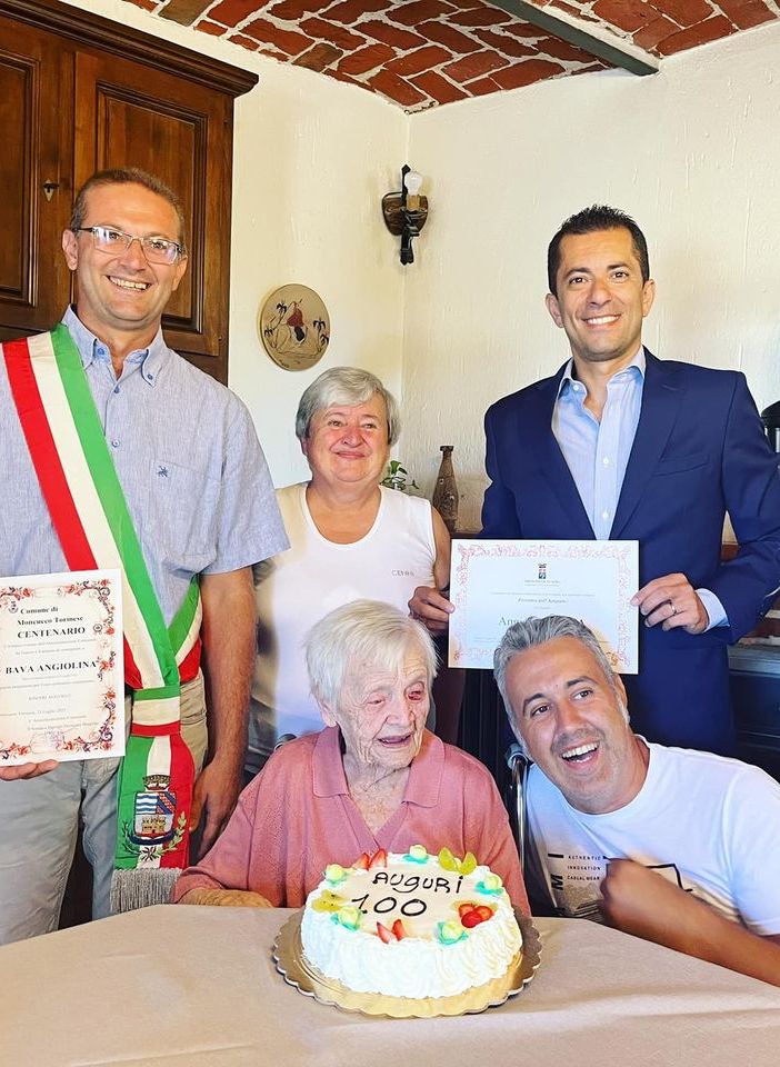 L'assessore regionale Gabusi, il sindaco Bargetto, la neo centenaria e i parenti.