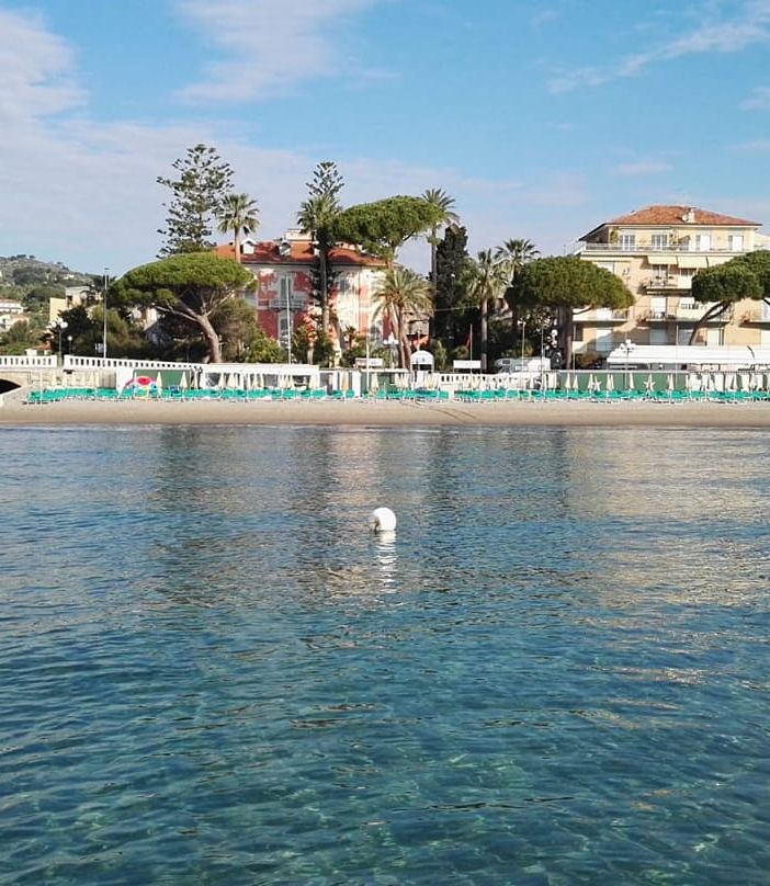 È arrivata l'estate e non hai ancora prenotato la tua vacanza? Il mare ti aspetta al Lido Scogliera di Diano Marina
