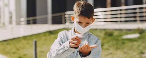 Bambino si sanifica anti covid