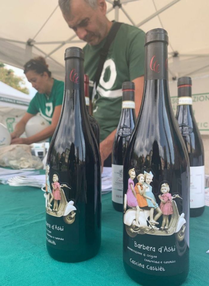 Alcune bottiglie di Barbera DOCG dell'azienda vinicola costigliolese Cascina Castlet, in vendita in occasione di una precedente edizione dell'evento solidale