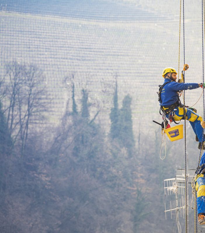 Alcune immagini di interventi di Ediliziacrobatica effettuati a Barolo (CN)