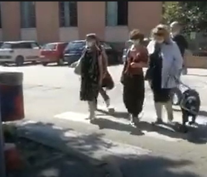 Renata Sorba, soci ipo e non vedenti dell'APRI e volontari di fronte all'ostacolo alla viabilità in via Corridoni