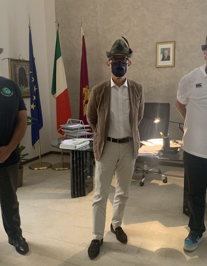 Al centro della foto il questore Sebastiano Salvo ritratto con il presidente della Sezione Ana di Asti Fabrizio Pighin (a sinistra) e il vice presidente Vicario Vicenzo Calvo (a destra)