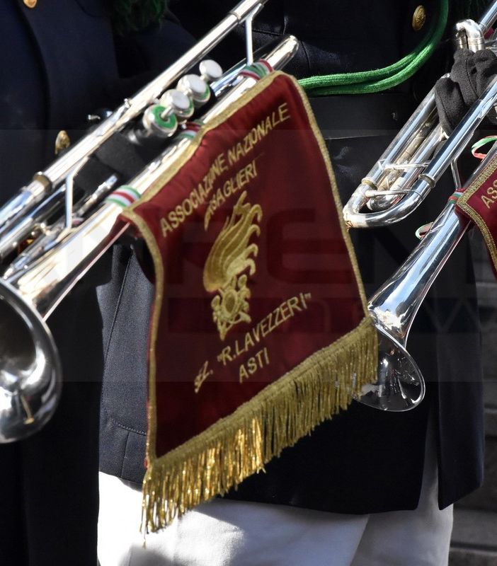 Sanremo: il fascino dei Bersaglieri di Asti incanta anche il Festival, i cappelli con le piume nelle vie della città dei fiori (Foto e Video)