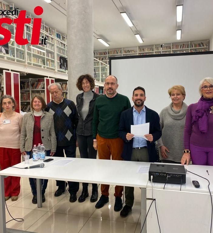 Foto di gruppo per i partecipanti alla conferenza stampa di questa mattina