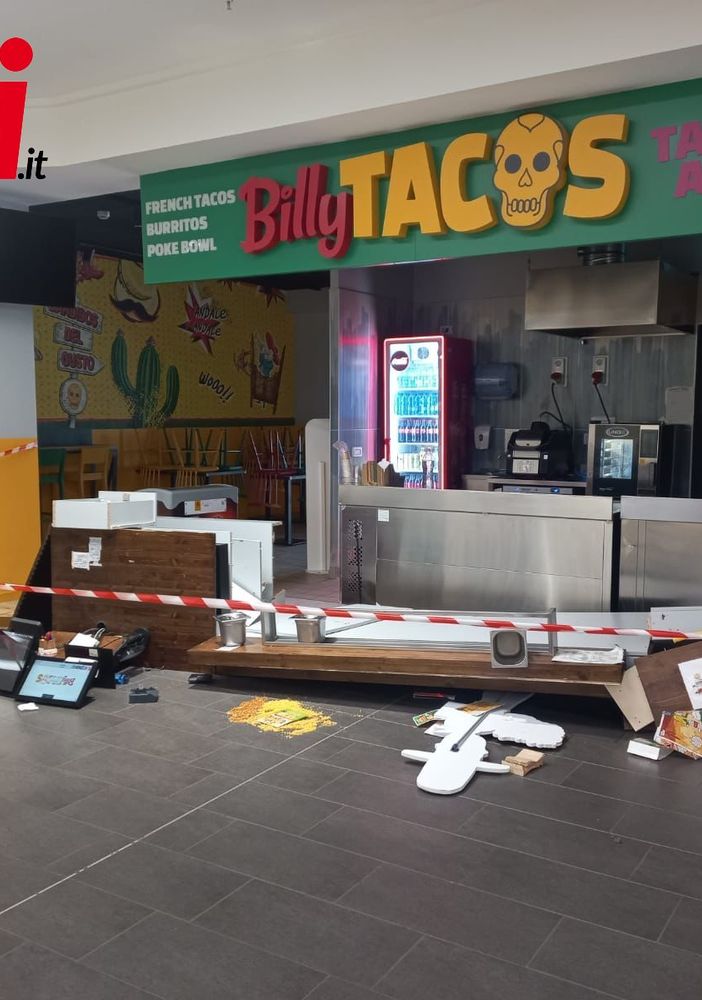 Il ristorante dopo il danneggiamento avvenuto la notte scorsa