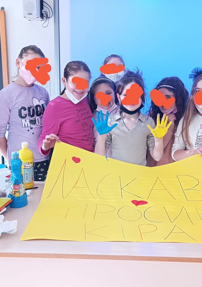 La bimba ucraina con alcuni dei suoi nuovi compagni di classe. Foto tratta, come le altre presenti in questo articolo, dalla pagina Facebook dell'Istituto Comprensivo di Costigliole d'Asti