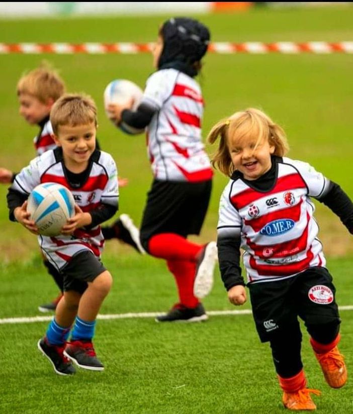 Alcuni bambini ritratti mentre si divertono sul campo del Monferrato Rugby