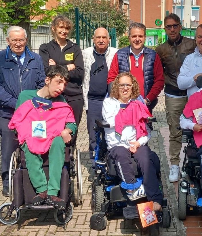 Giulia Marchisio, Matteo Tosetti e Luca Pilati accompagnati dai genitori, con Aldo Macario, Luca Andreoli, l’assessore Origlia, e i dirigenti del Circolo