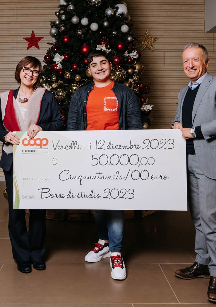 Uno degli studenti astigiani premiati, ritratto assieme a Marco Gasparini (vicepresidente Area Core Business Nova Coop) e Maura Sammartino (direttore Risorse Umane Nova Coop)