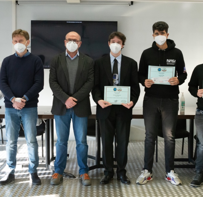 Due immagini relative le consegne delle borse di studio agli studenti dell'Artom