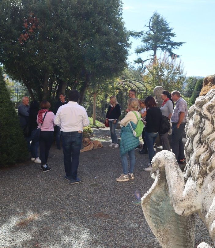 I tour operator in visita al parco del Castello di Bubbio. Nelle altre immagini, a fine articolo, altri momenti dell'intenso educational Tour