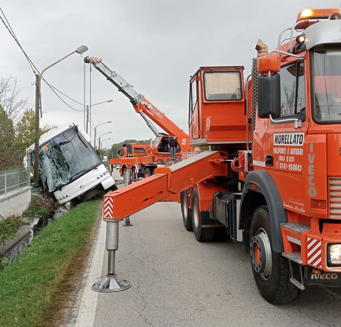 Bus di Asp finisce fuori strada terminando la corsa contro un palo della luce