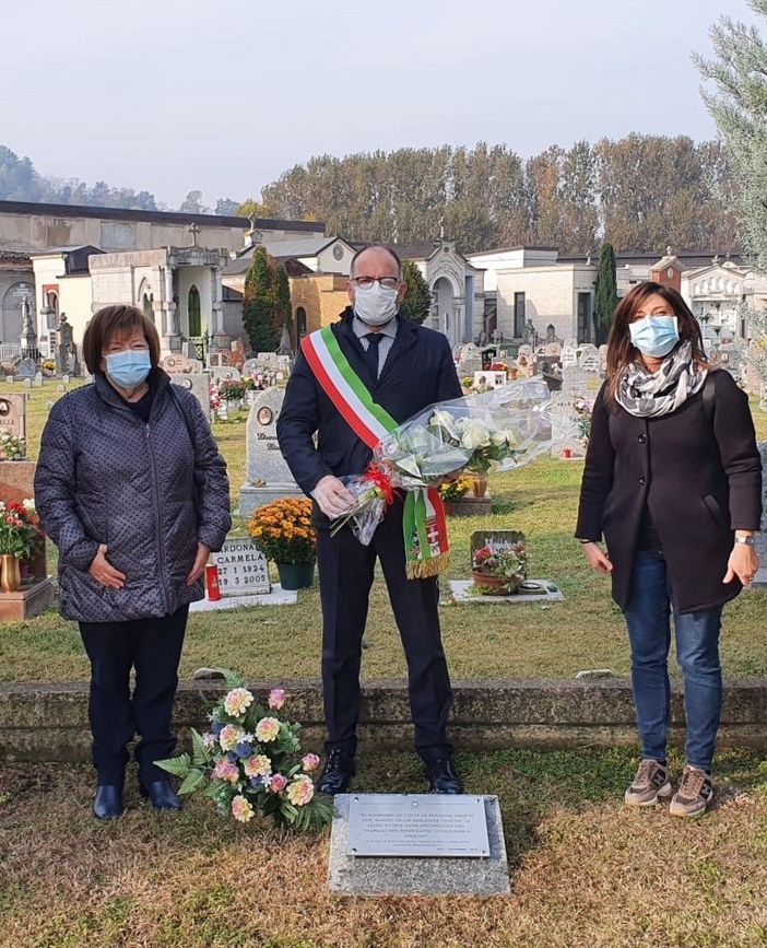 Depositato dall’Amministrazione un mazzo di fiori in memoria delle vittime di violenza