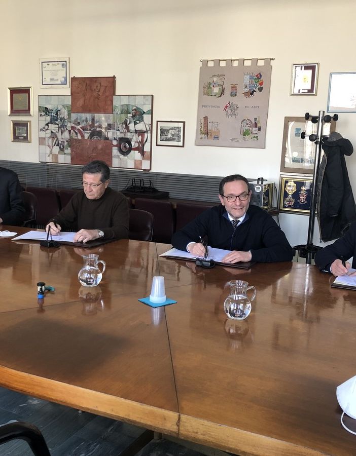 Il momento delle firme di sottoscrizione del protocollo