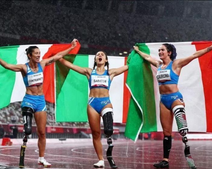 Monica Contraffatto, Ambra Sabatini e Martina Caironi, atlete paralimpiche in forza al gruppo sportivo delle Fiamme Gialle, ritratte al termine della finale dei 100 metri alle Paralimpiadi di Tokio