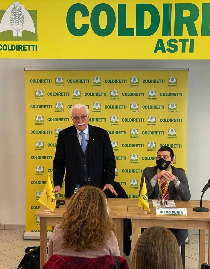 Il professor Calabrese ritratto nell'ambito di un incontro organizzato da Coldiretti. Accanto a lui, il direttore dell'associazione Diego Furia