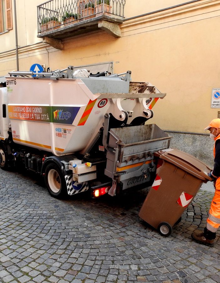 Un operatore del servizio di Igiene Urbana (foto d'archivio)