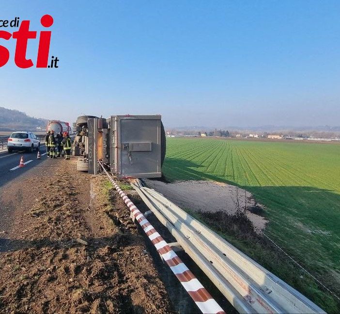 Disagi sulla tangenziale di Asti per un autoarticolato ribaltato