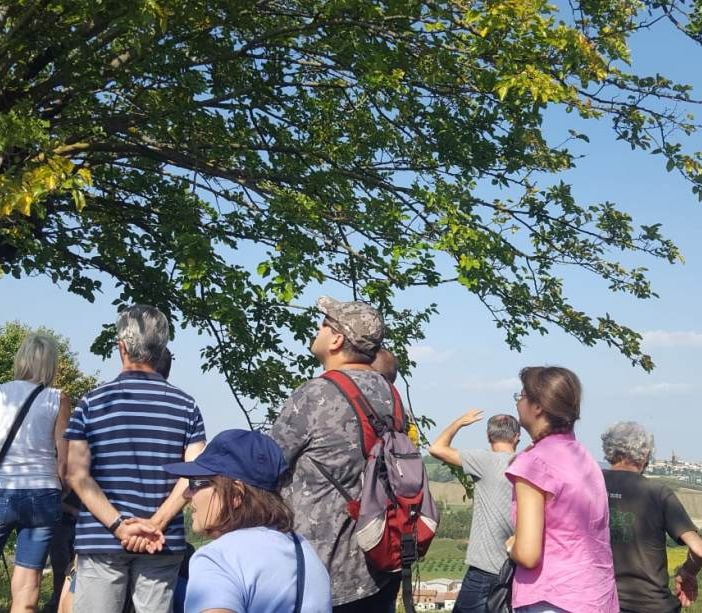 Sosta lungo il percorso della camminata di domenica