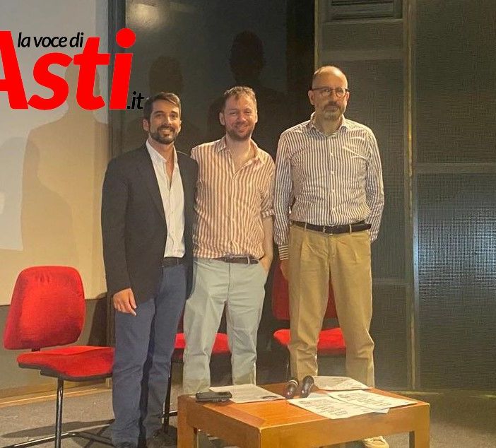 Nell'immagine, da sinistra a destra: il neo assessore alla Cultura Paride Candelaresi, Alessandro Guarino del cinecircolo Vertigo e il sindaco Maurizio Rasero