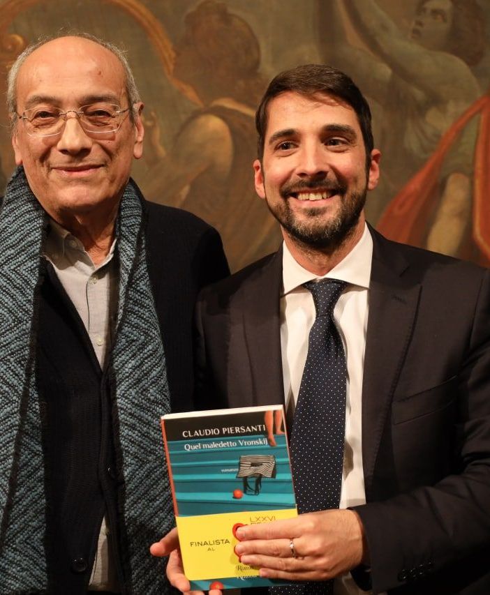 Il vincitore con l'assessore alla Cultura, Candelaresi (MerfePhoto)