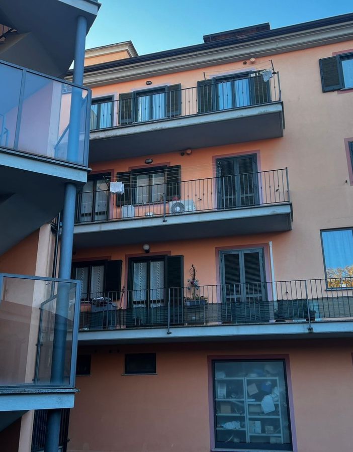 Il palazzo nel centro di Canelli teatro della tragedia