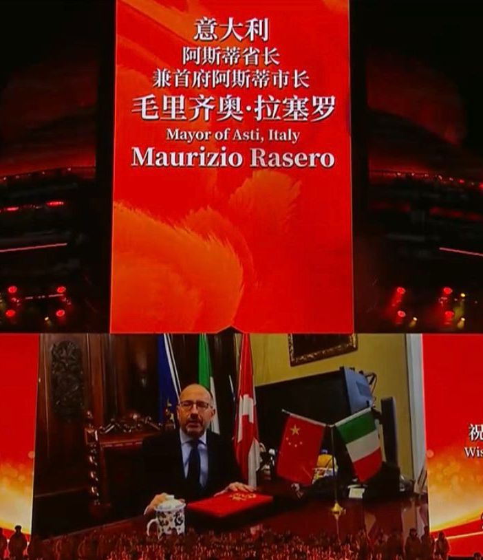 Rasero unico sindaco europeo 'ospite' della festa di fine anno di Pechino [GALLERIA FOTOGRAFICA]