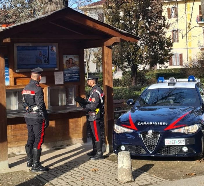 Una pattuglia dell'Arma nei pressi di una casetta dell'acqua