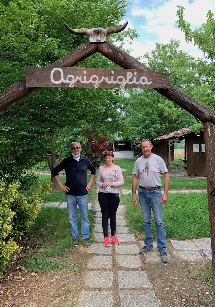 Carlo Bigatti con i figli Simona e Guglielmo, titolari dell’agrimacelleria e dell’agriturismo a Incisa Scapaccino