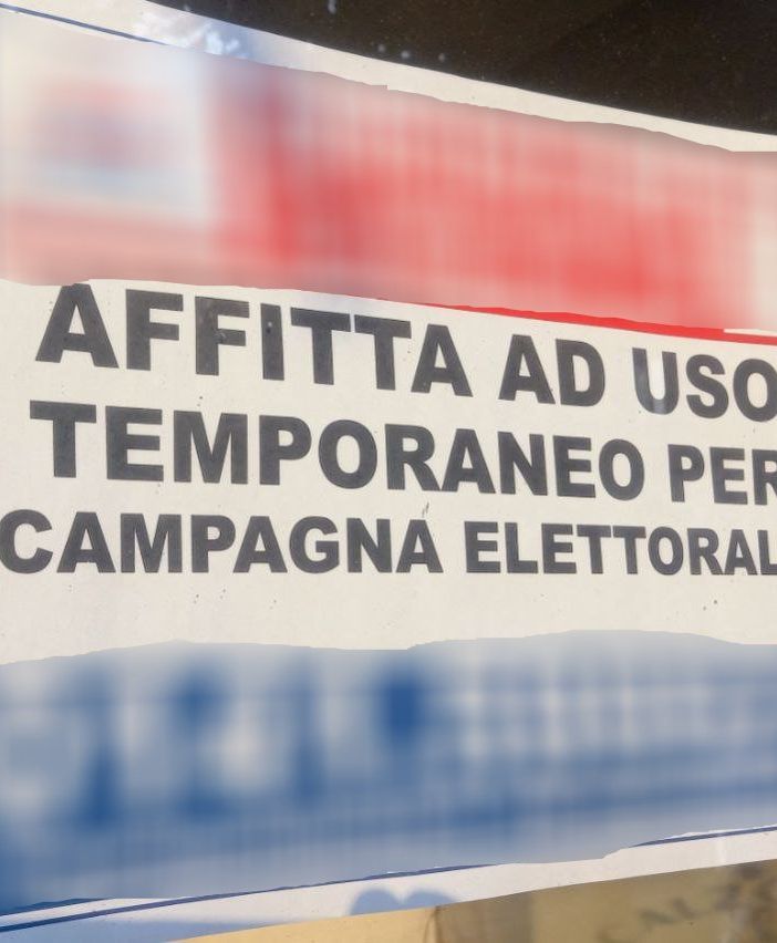 Il cartello (con sfocature aggiunte da noi) comparso in corso Dante